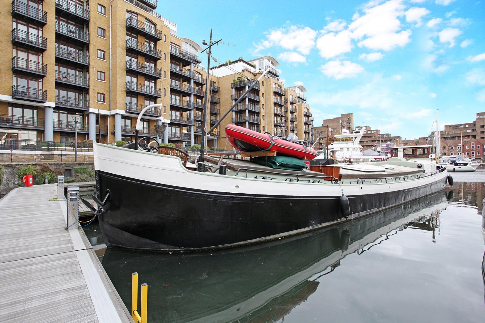 88ft barge st katherine docks