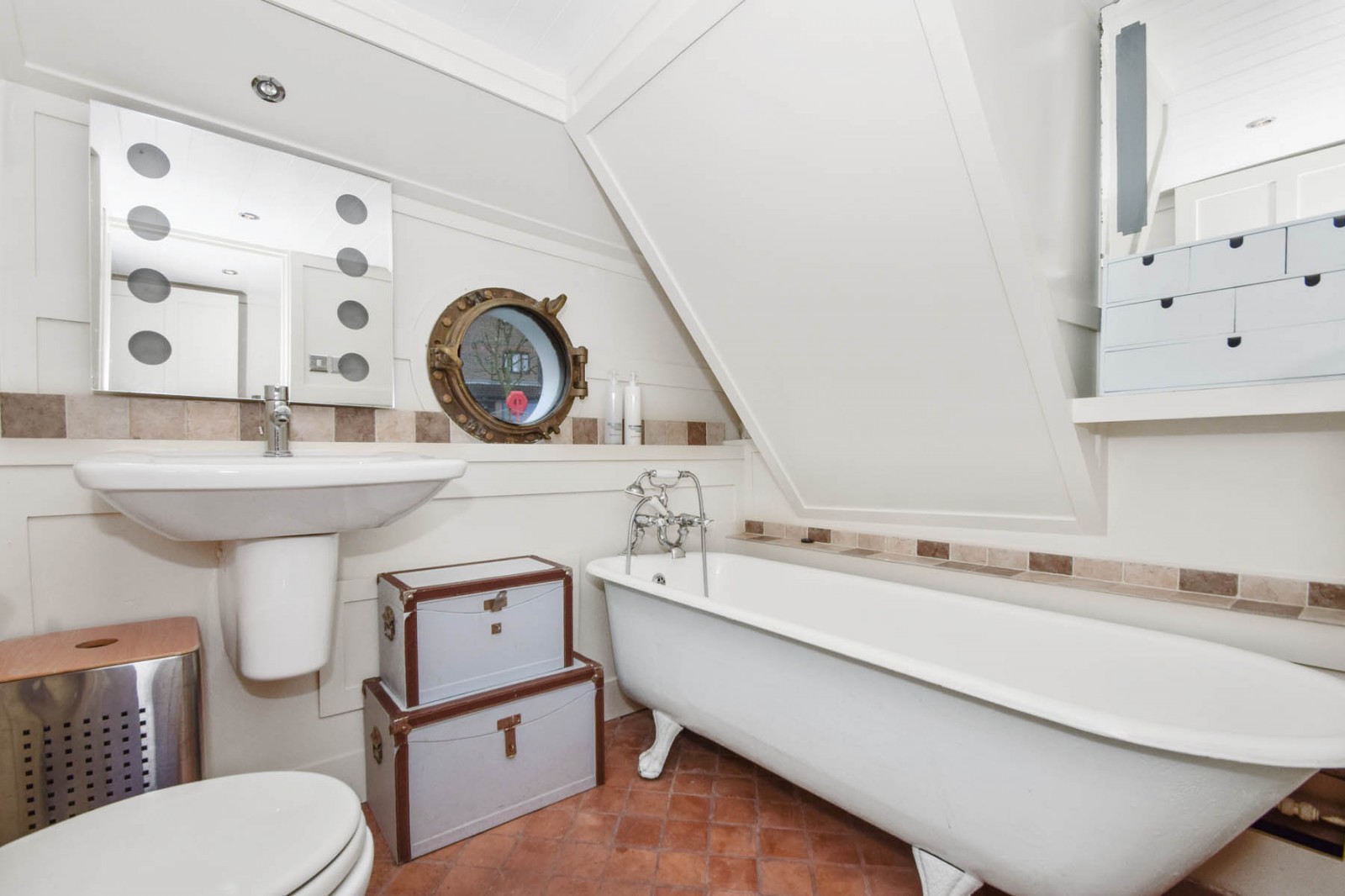 Docklands houseboat Barge bathroom