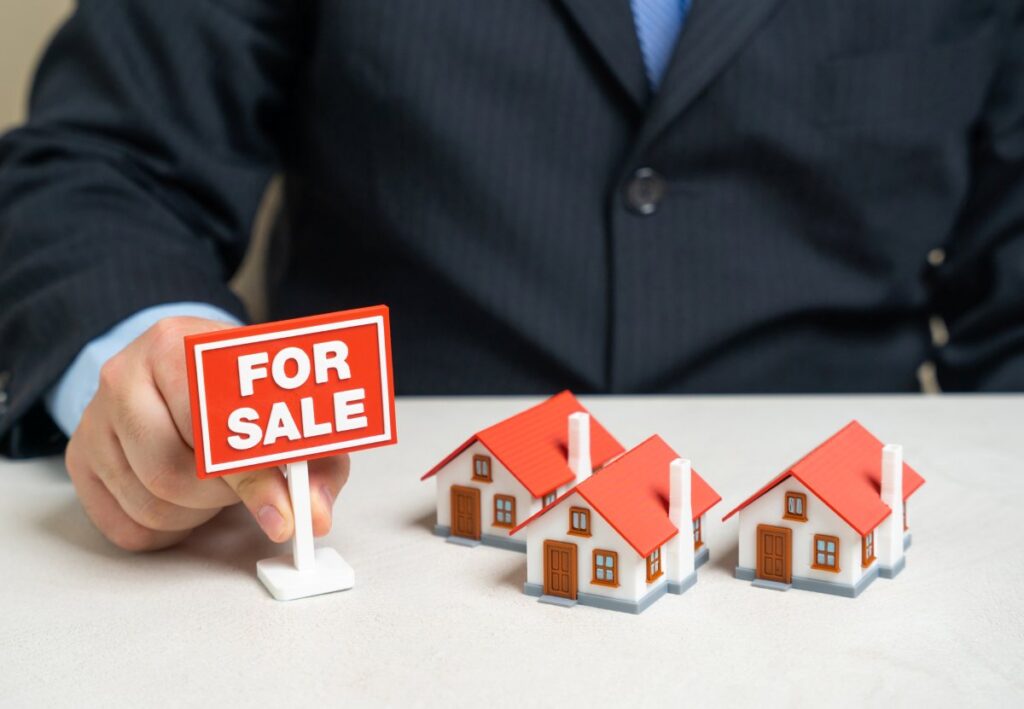 Houses are up for sale in modern neighborhoods. Residential complexes and gated communities attract buyers