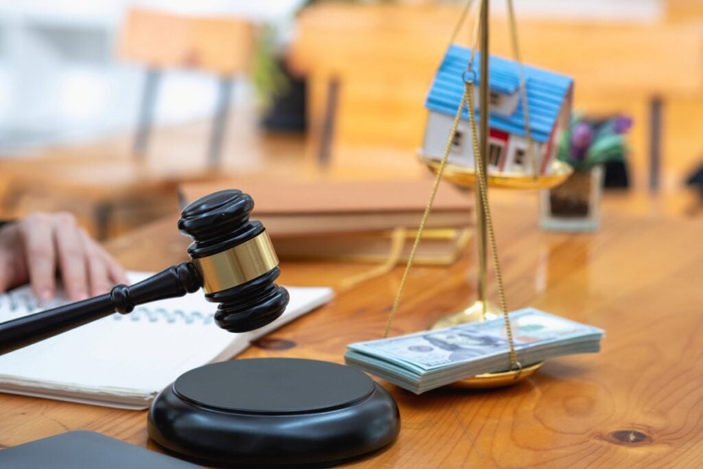 Law, Consultation, Agreement, Contract, Lawyers advice on litigation matters and sign contracts as lawyers to accept complaints for clients