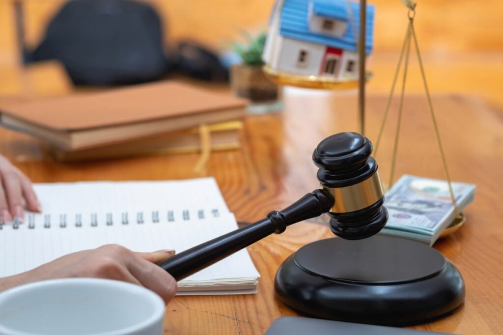 Law, Consultation, Agreement, Contract, Lawyers advice on litigation matters and sign contracts as lawyers to accept complaints for clients